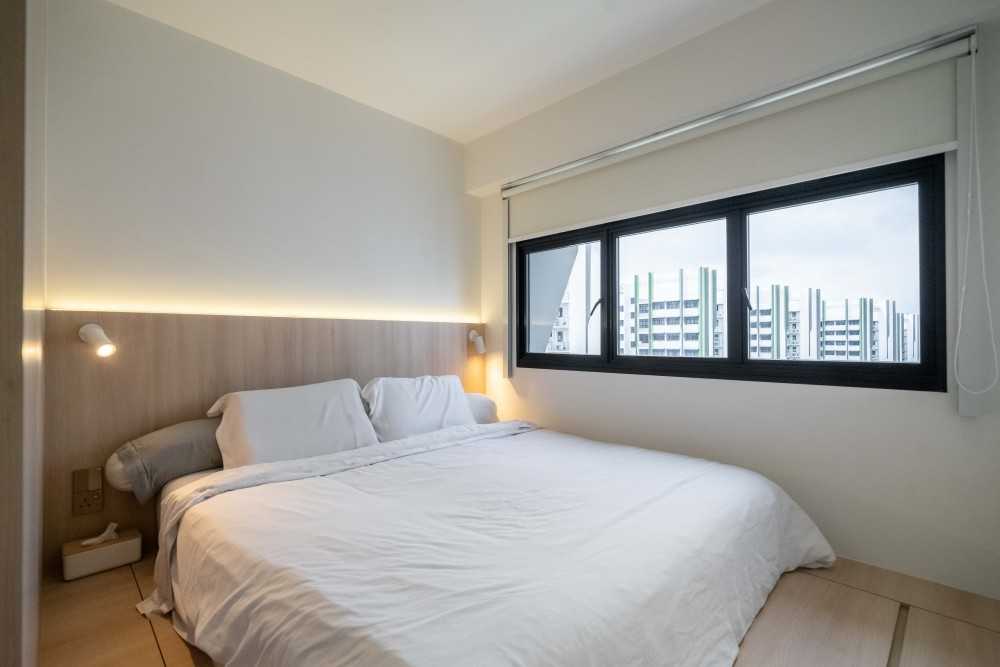Minimalist Bedroom with Platform Bed and Homogeneous Tiles