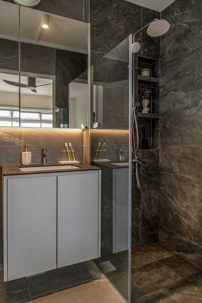 Scandinavian Bathroom with Homogeneous Tiles and Mirror