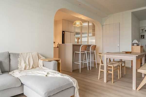 Scandinavian Dining Room with Dining Table and Dining Chairs