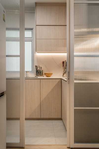 Scandinavian Kitchen with Homogeneous Tiles and Open Kitchen