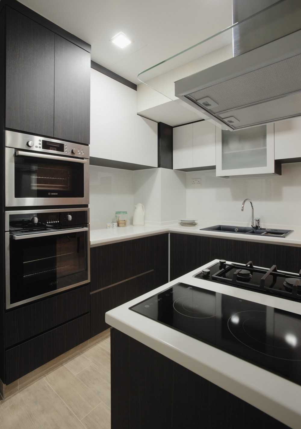 Modern Kitchen with Countertop and Homogeneous Tiles