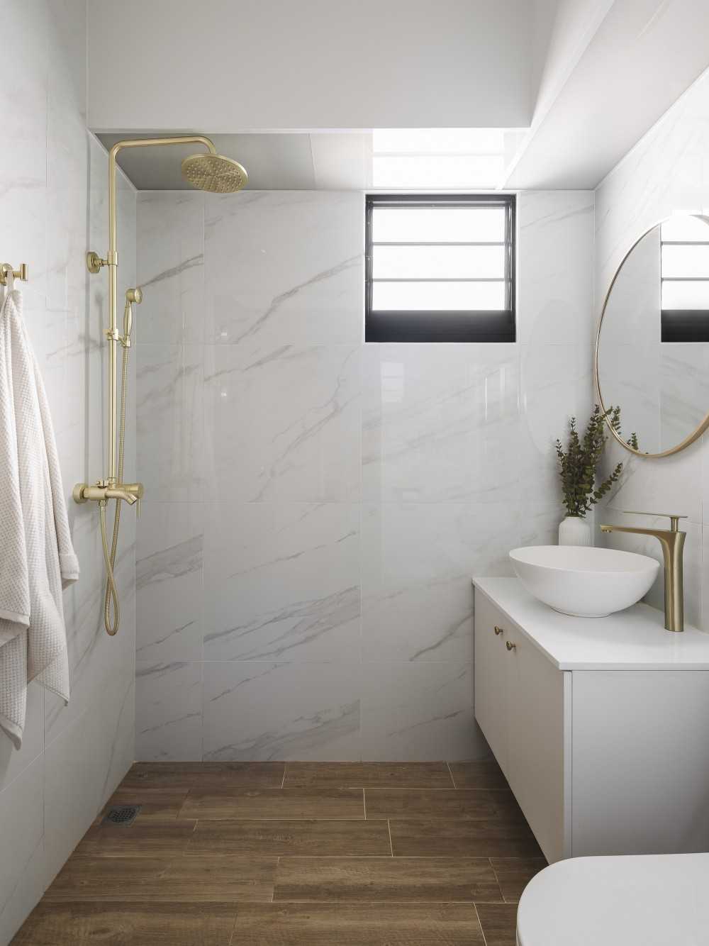 Scandinavian Bathroom with Mirror and Bathroom Storage