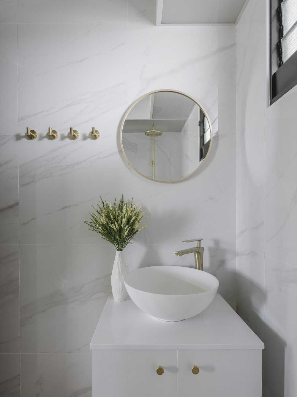 Scandinavian Bathroom with Mirror and Bathroom Storage