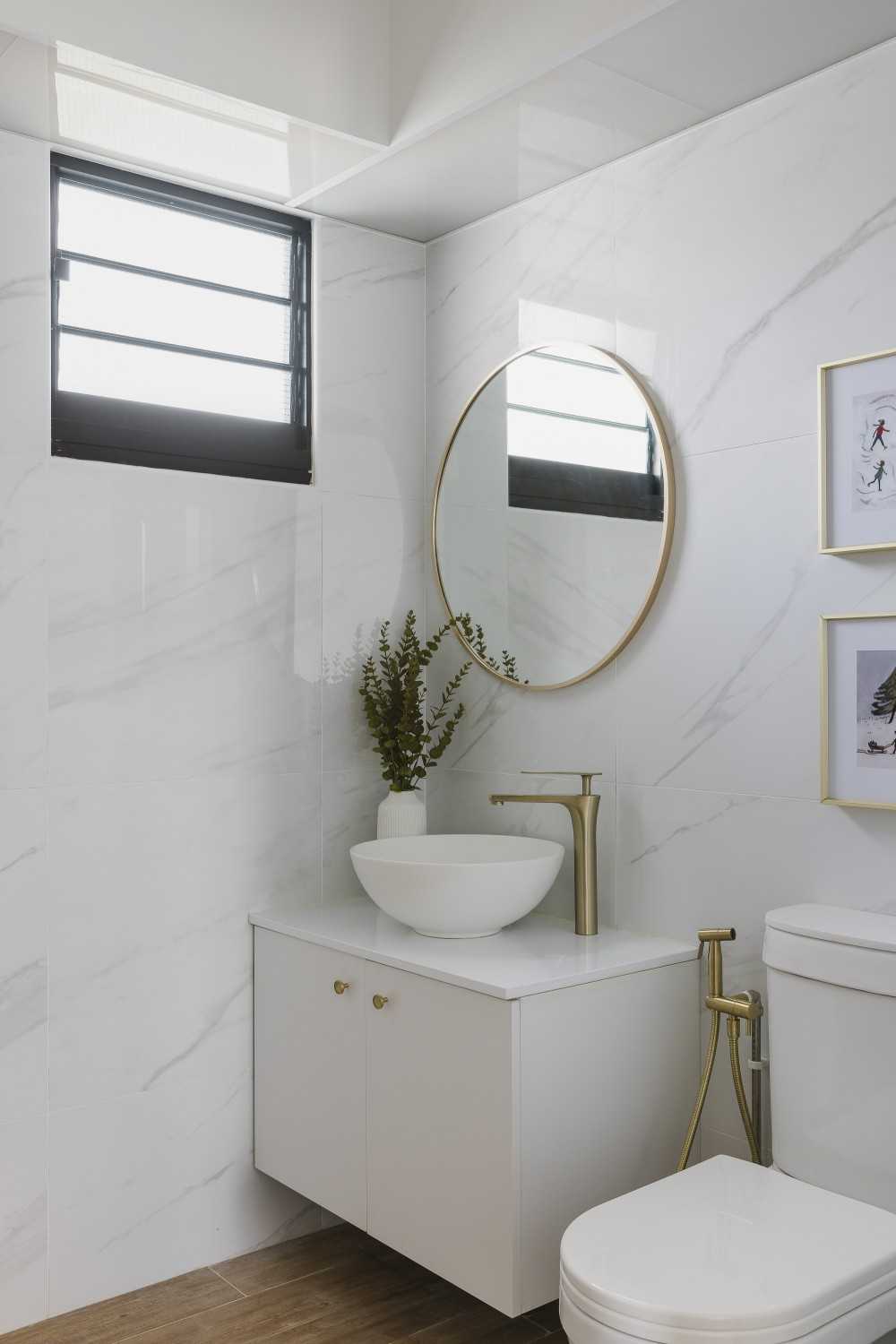 Scandinavian Bathroom with Mirror and Artwork