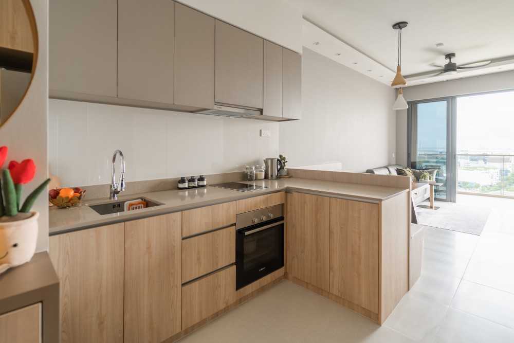 Minimalist Kitchen with Countertop and Open Kitchen