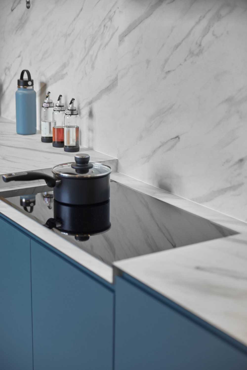 Contemporary Kitchen with Countertop and Kitchen Island