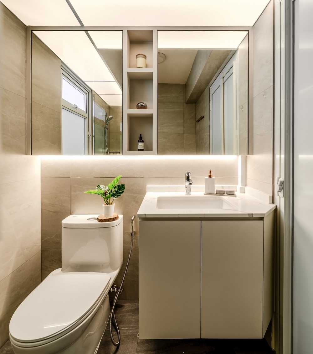 Modern Bathroom with Countertop and Mirror