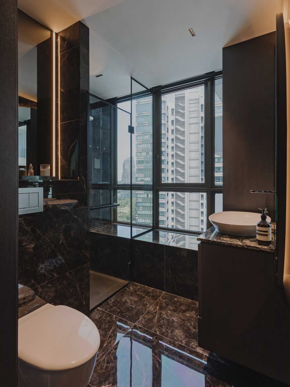 Modern Bathroom with Marble Floor and Mirror