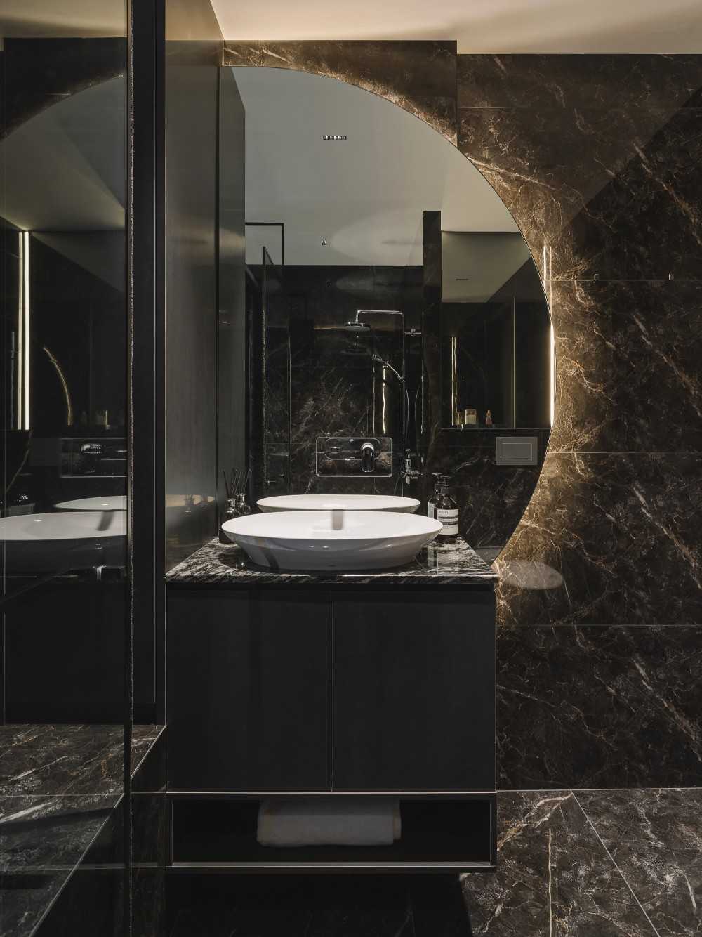 Modern Bathroom with Mirror and Bathroom Storage