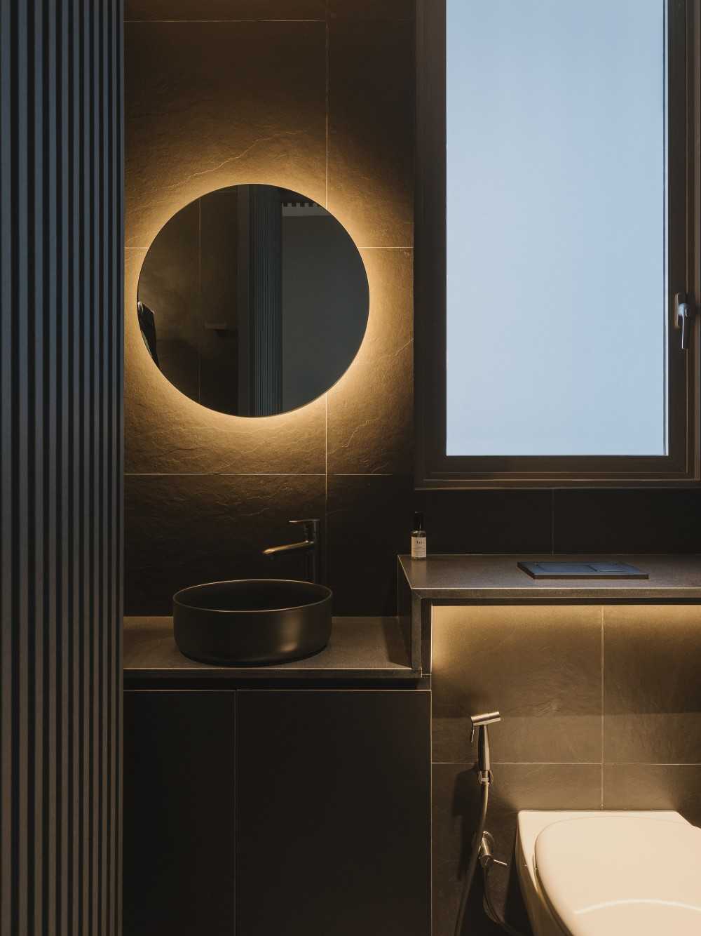 Modern Bathroom with Mirror and Bathroom Storage