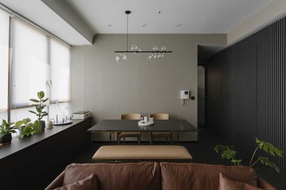 Modern Dining Room with Bay Window and Dining Table