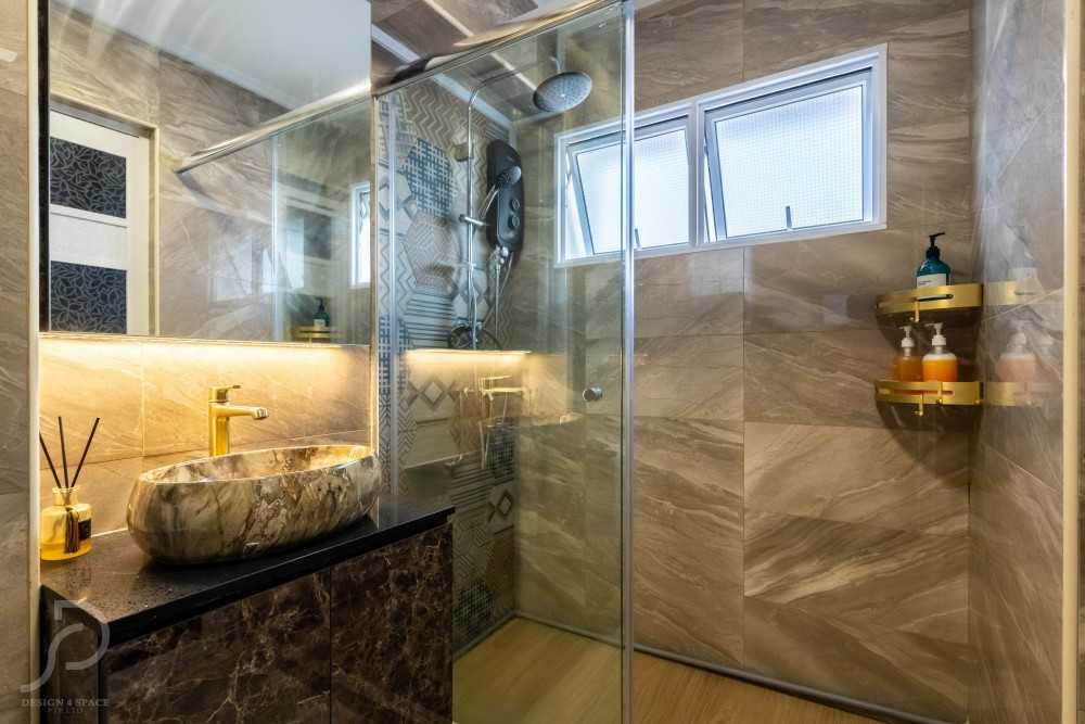 Modern Bathroom with Homogeneous Tiles and Mirror