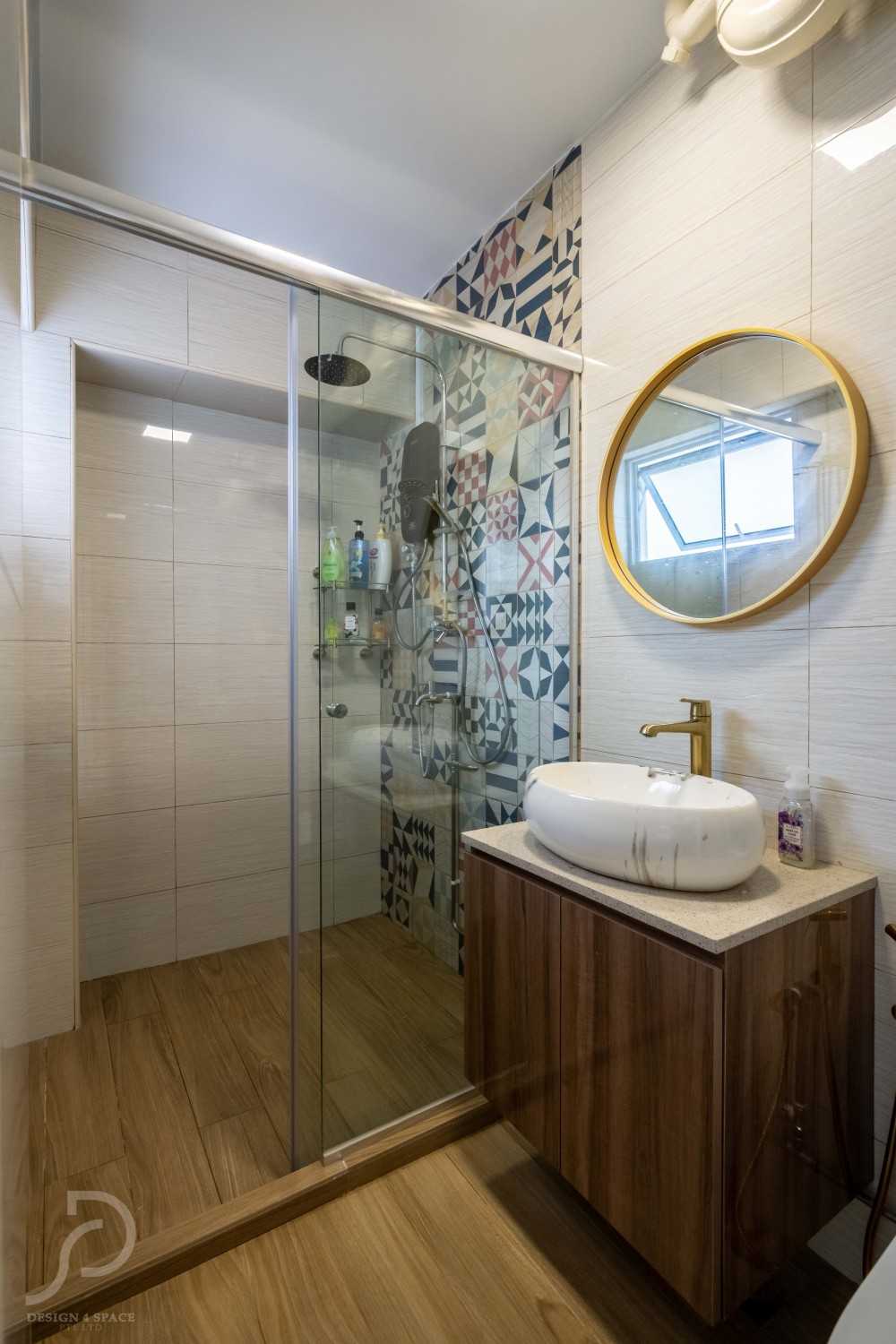 Modern Bathroom with Mirror and Rainshower
