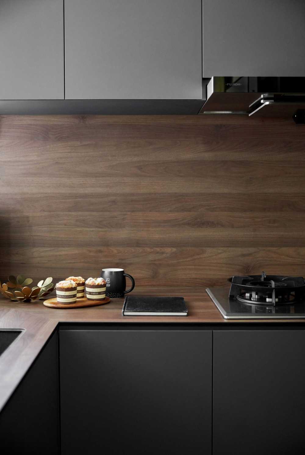 Contemporary Kitchen with Countertop and Cupboard