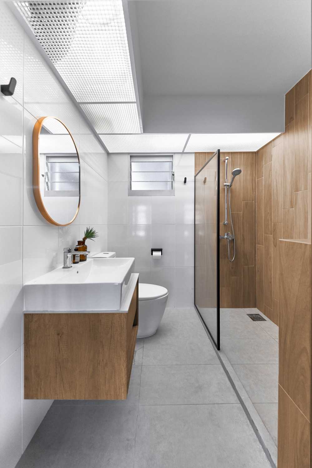 Contemporary Bathroom with Mirror and Bathroom Storage