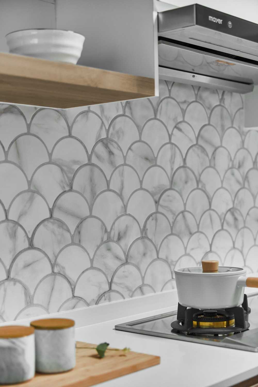 Contemporary Kitchen with Countertop and Kitchen Backsplash