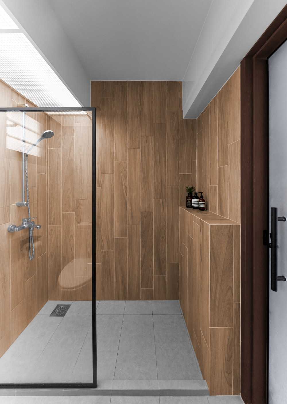 Contemporary Bathroom with Cement Floor and Shower Screen