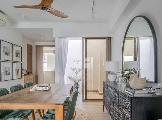 Scandinavian Dining Room with Dining Table and Dining Chairs