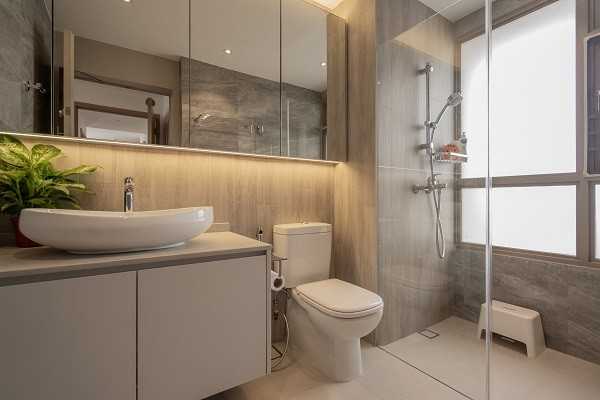Scandinavian Bathroom with Homogeneous Tiles and Shower Screen
