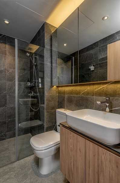 Scandinavian Bathroom with Homogeneous Tiles and Mirror
