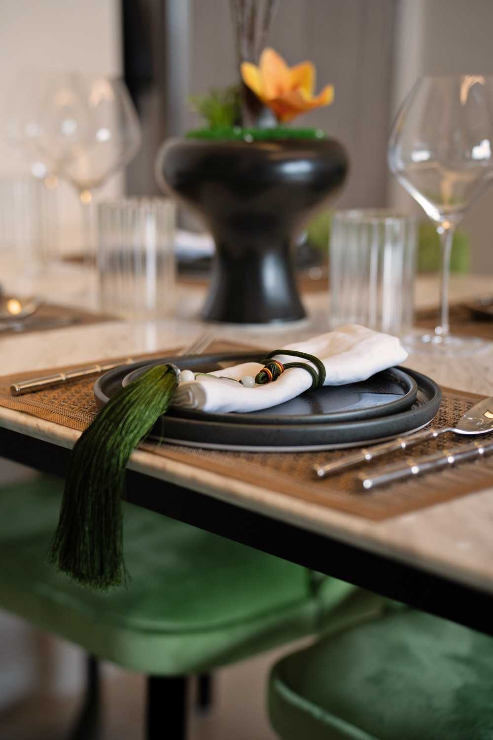 Contemporary Dining Room with Dining Table and Dining Chairs