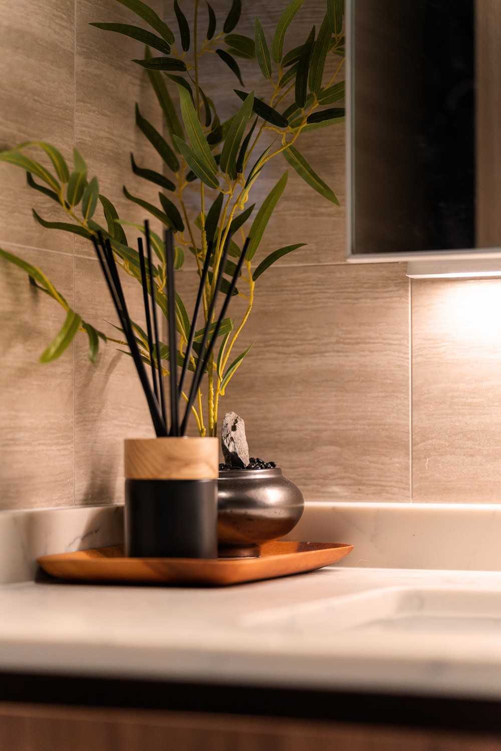 Contemporary Bathroom with Countertop and Homogeneous Tiles