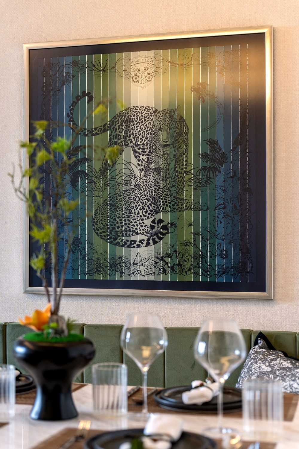 Contemporary Dining Room with Dining Table and Dining Chairs
