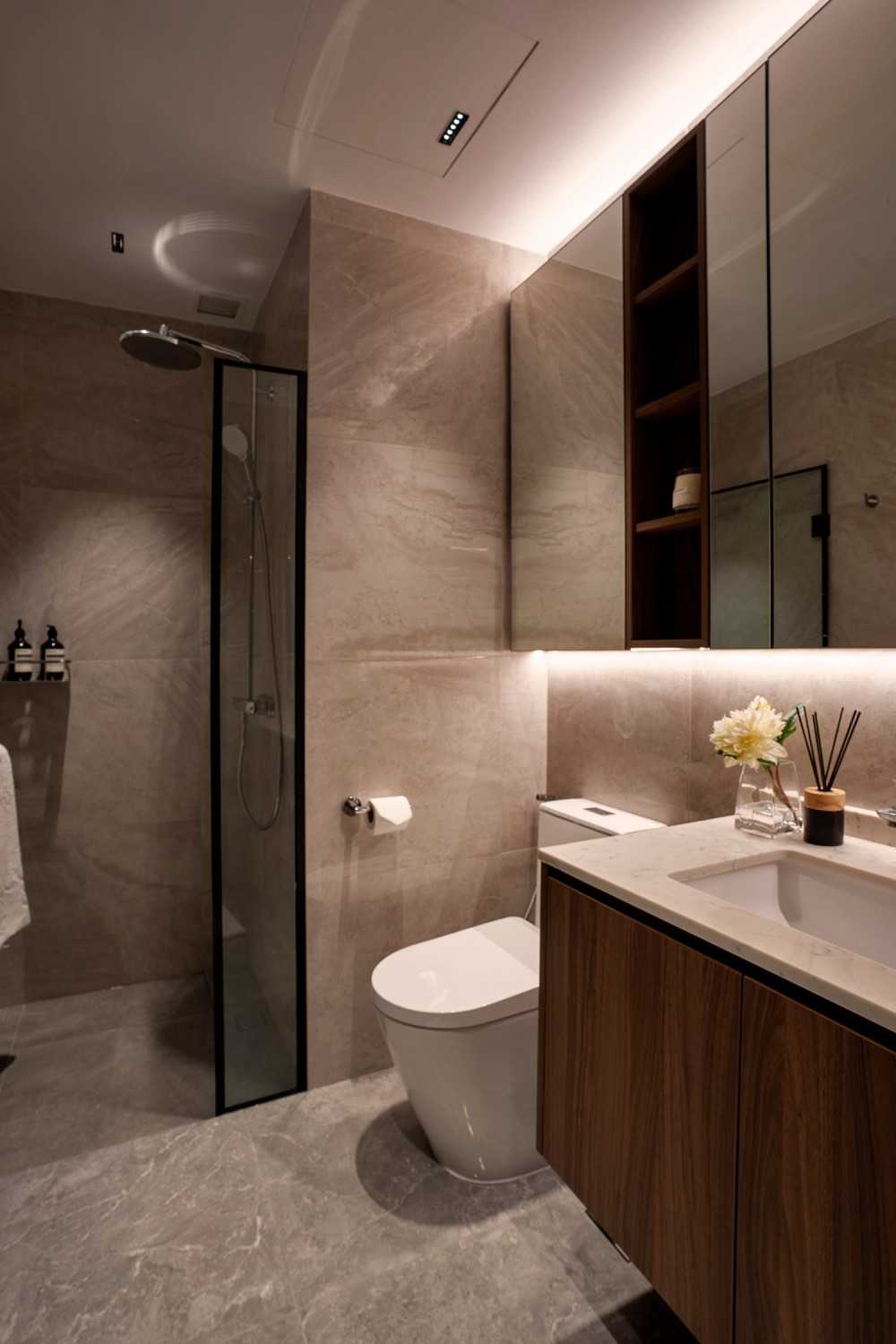 Contemporary Bathroom with Mirror and Shower Screen