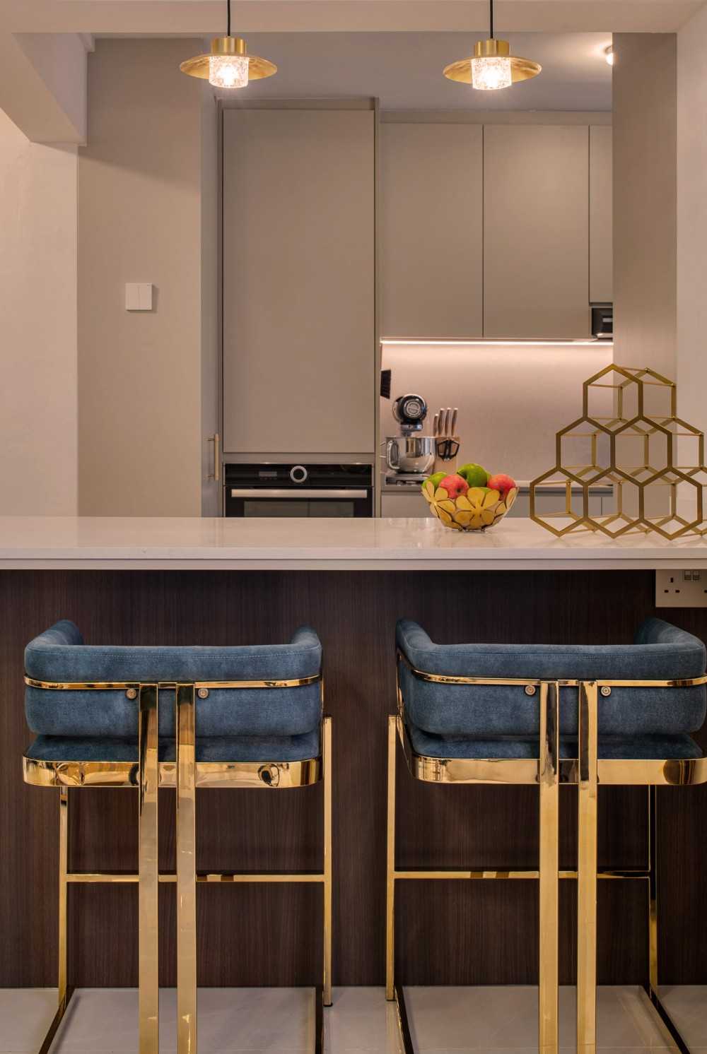 Modern Kitchen with Kitchen Island and Breakfast Counter