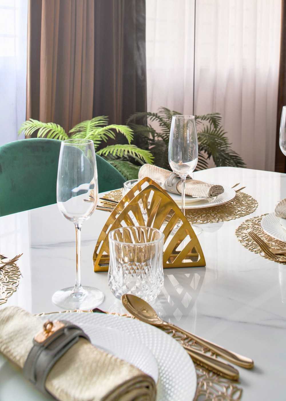Modern Dining Room with Cove Lighting and Dining Table