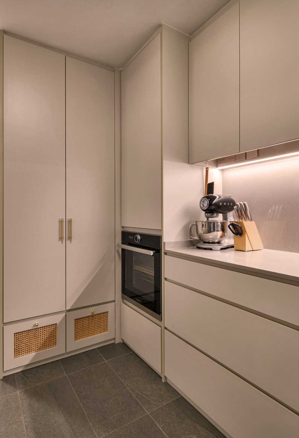 Modern Kitchen with Kitchen Island and Breakfast Counter