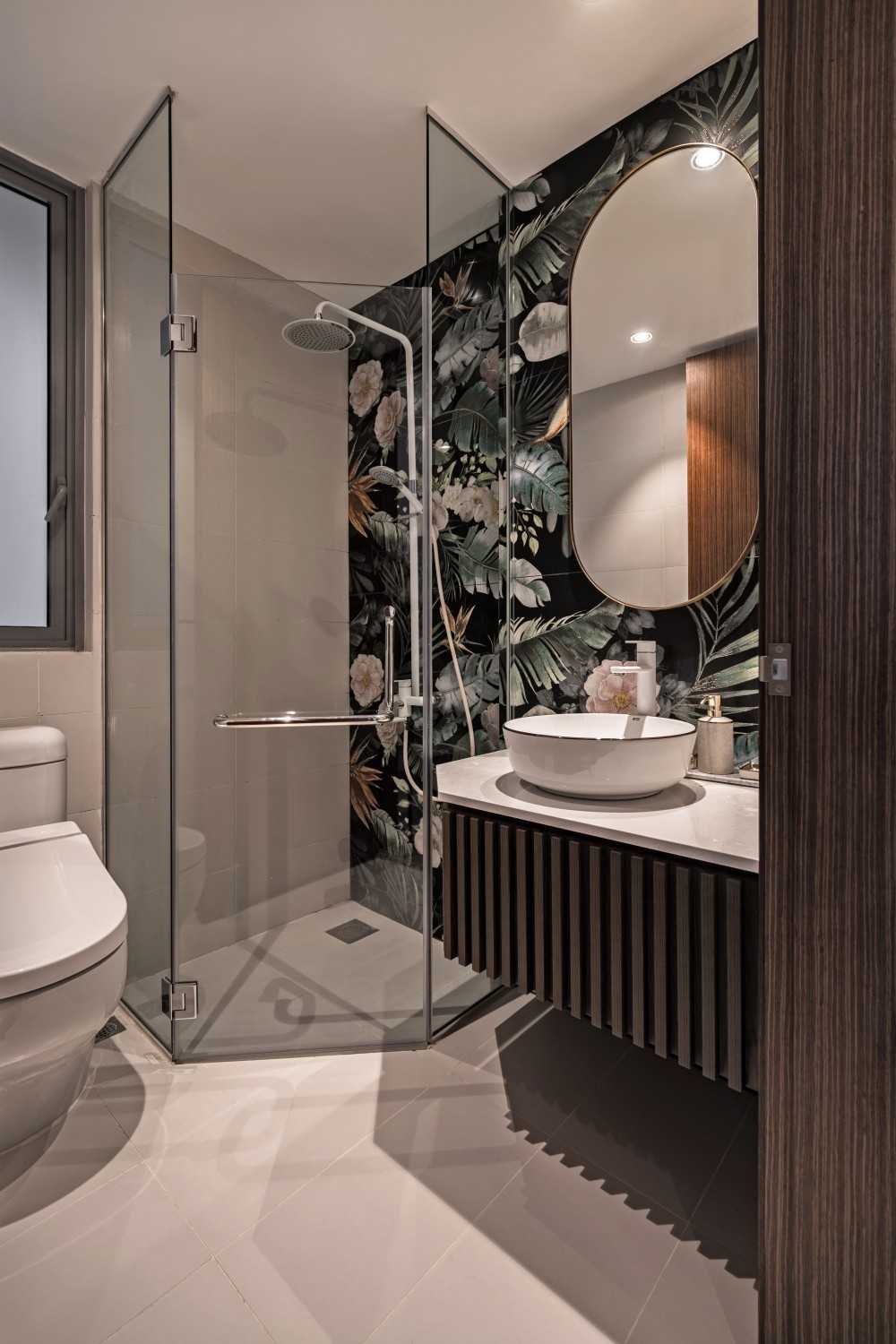 Contemporary Bathroom with Mirror and Bathroom Storage