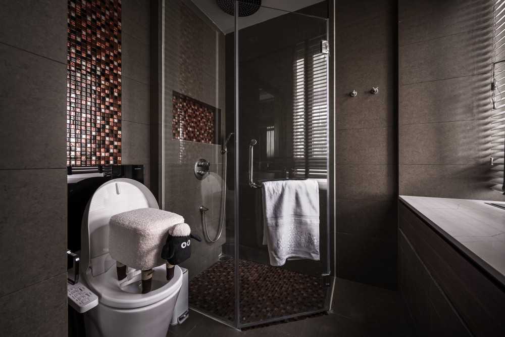 Contemporary Bathroom with Mirror and Rainshower