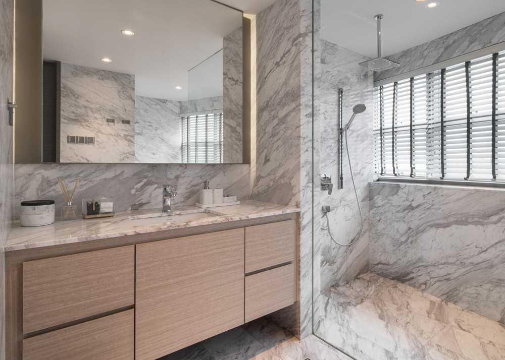 Modern Bathroom with Mirror and Bathroom Storage