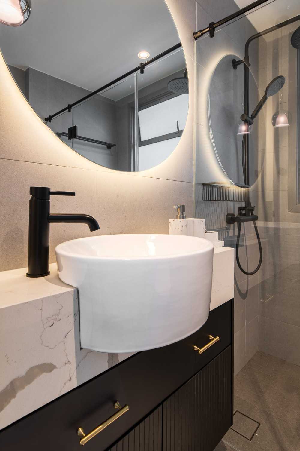 Modern Bathroom with Mirror and Bathroom Storage