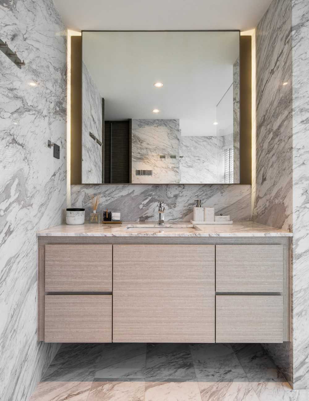 Modern Bathroom with Mirror and Bathroom Storage