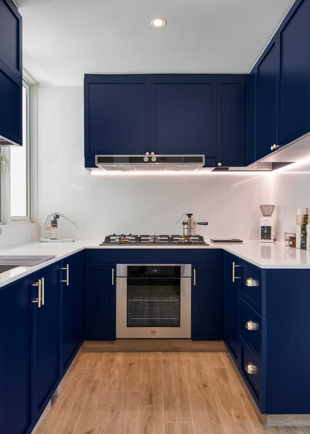 Modern Kitchen with Countertop and Breakfast Counter
