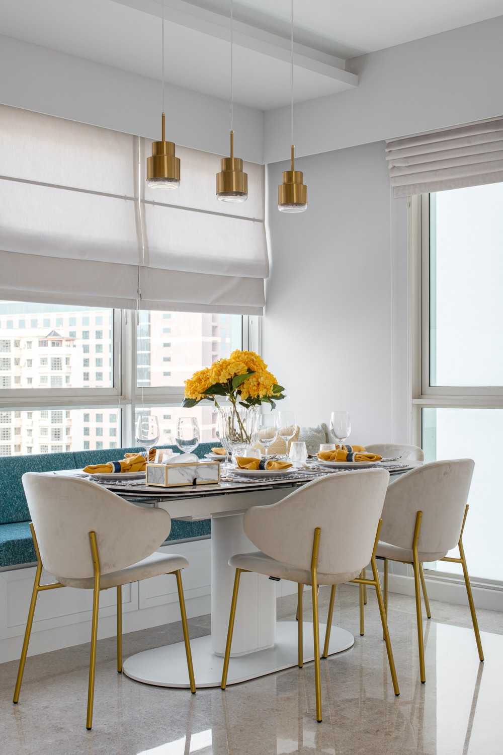 Modern Dining Room with Cove Lighting and Dining Table