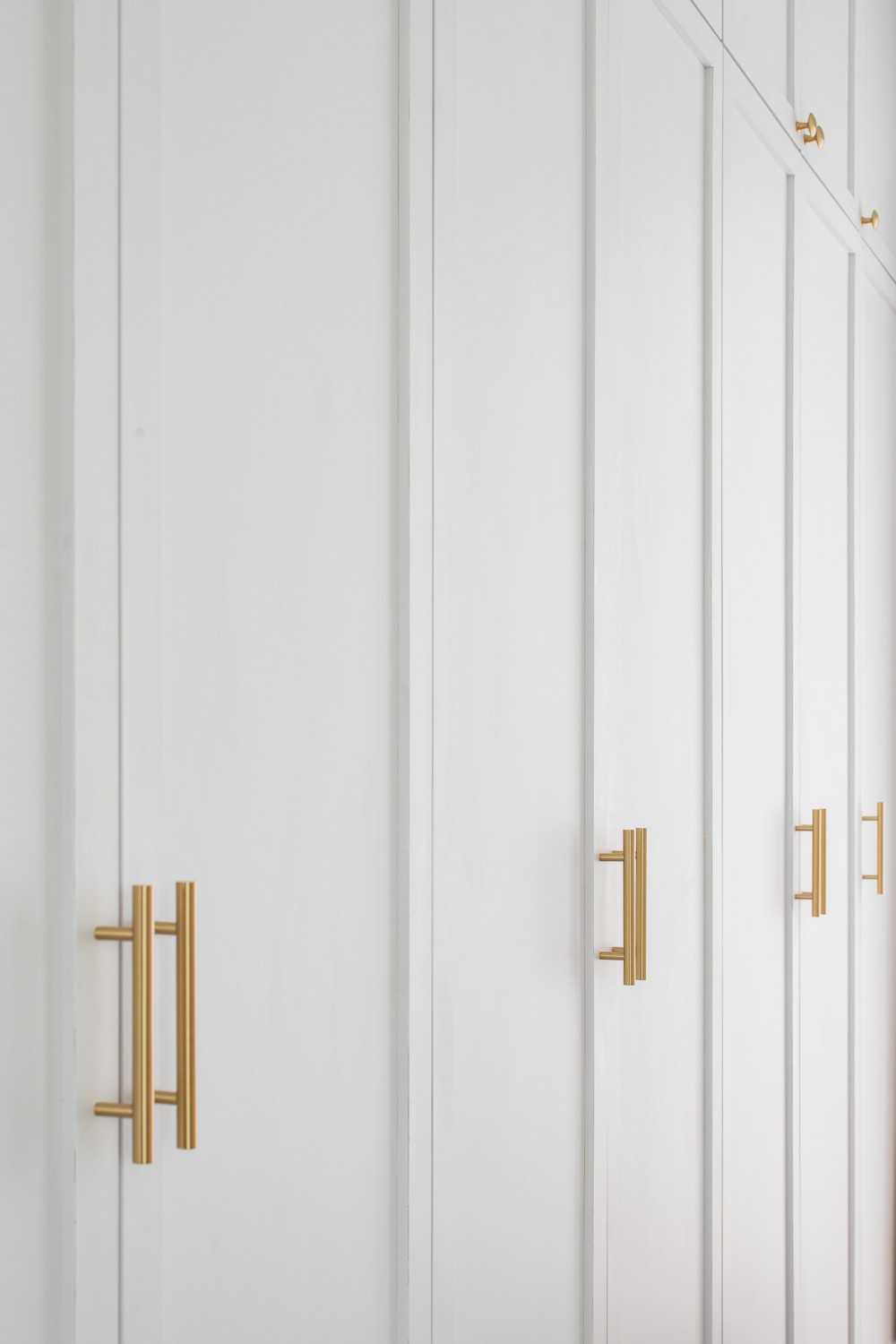 Modern Walk-in Wardrobe with Mirror and Wardrobe
