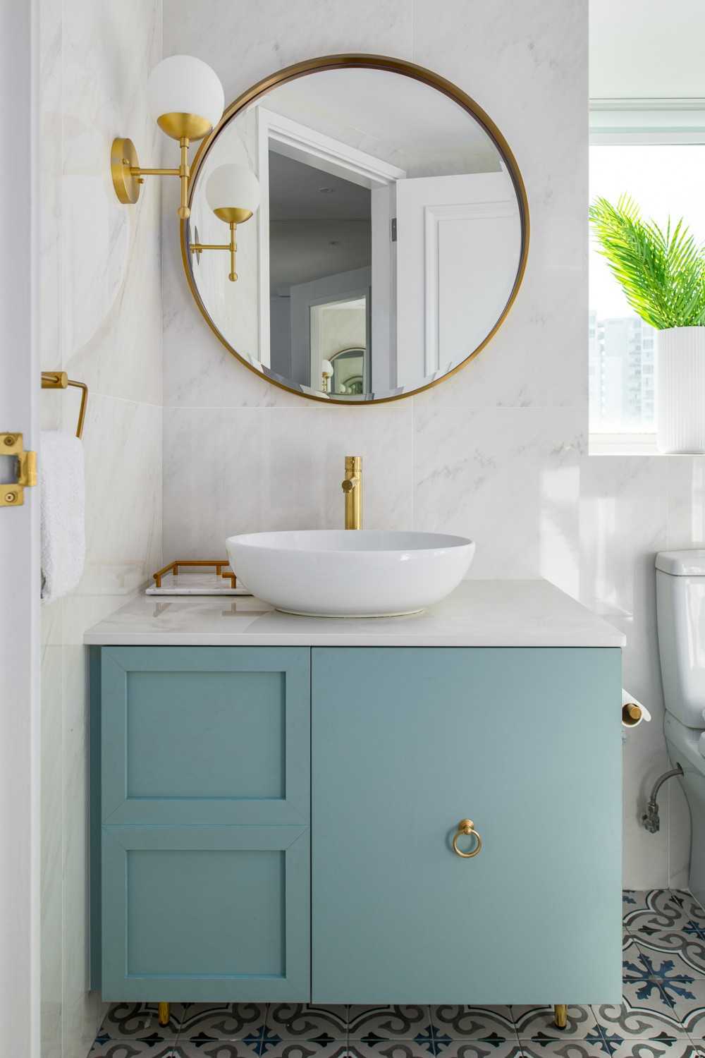 Modern Bathroom with Countertop and Mirror