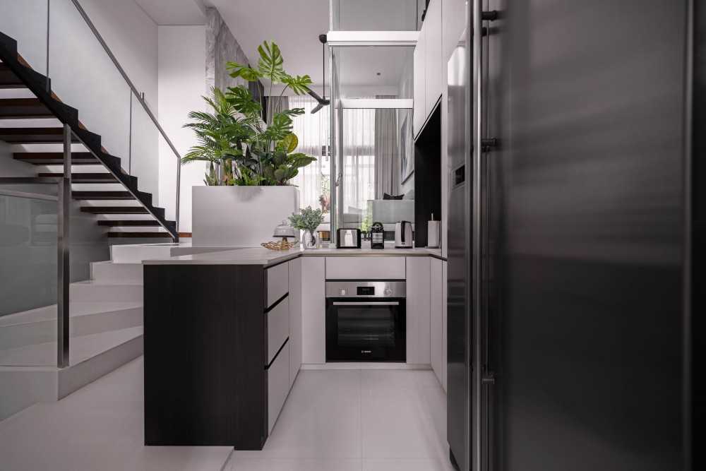 Contemporary Kitchen with Countertop and Kitchen Island