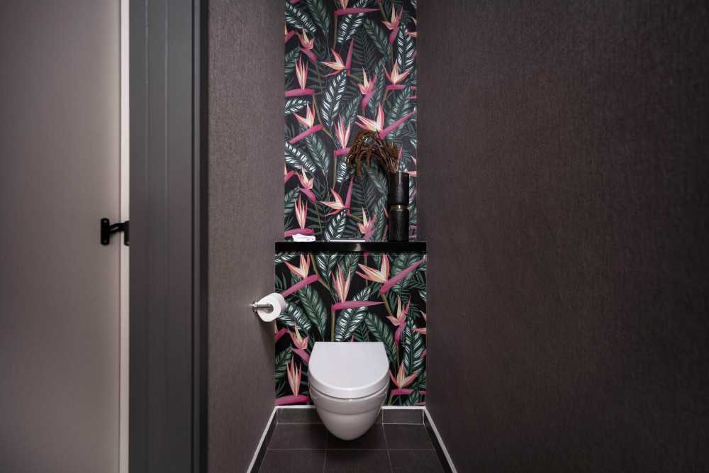 Contemporary Bathroom with Homogeneous Tiles and Bathroom Accessories
