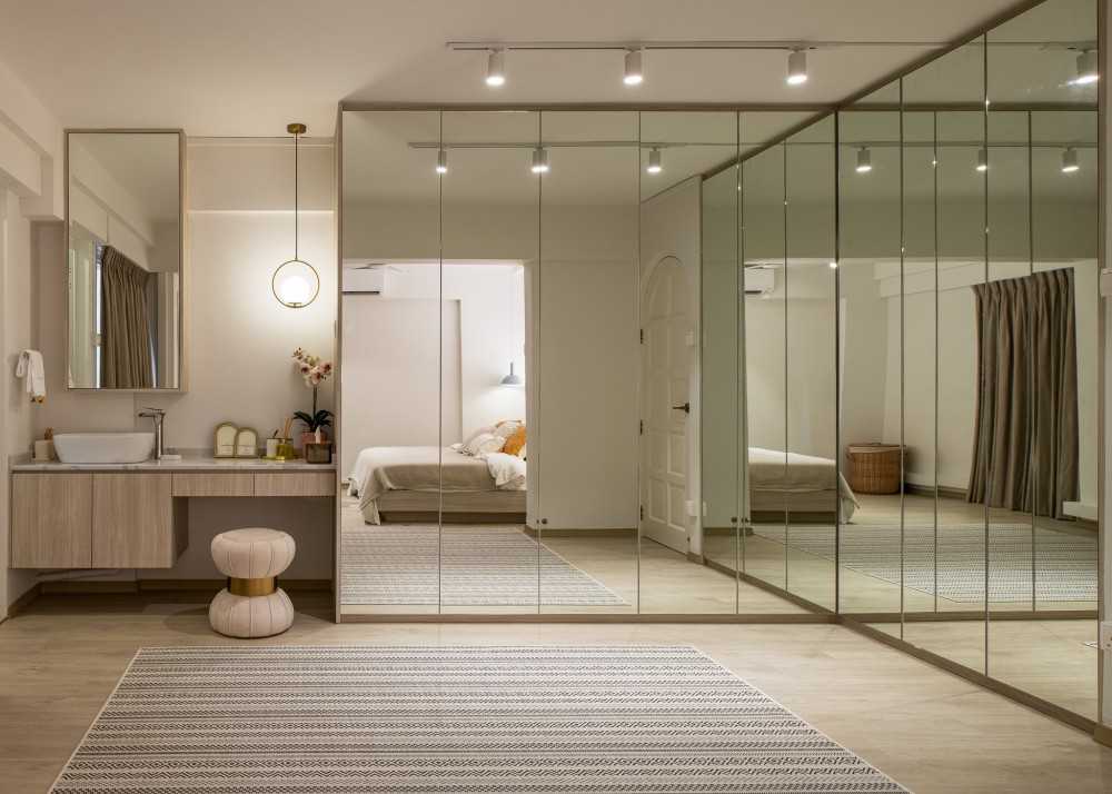 Scandinavian Walk-in Wardrobe with Mirror and Wardrobe