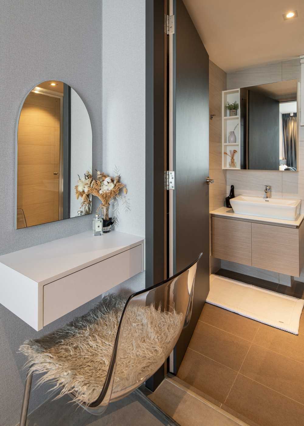 Modern Bathroom with Countertop and Mirror