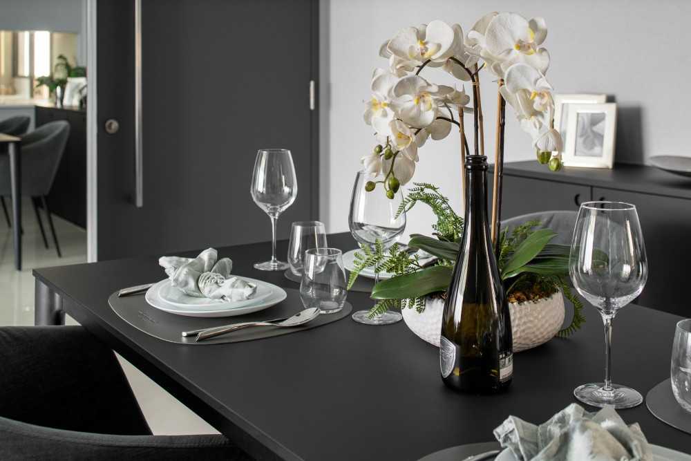 Modern Dining Room with Dining Table and Dining Chairs