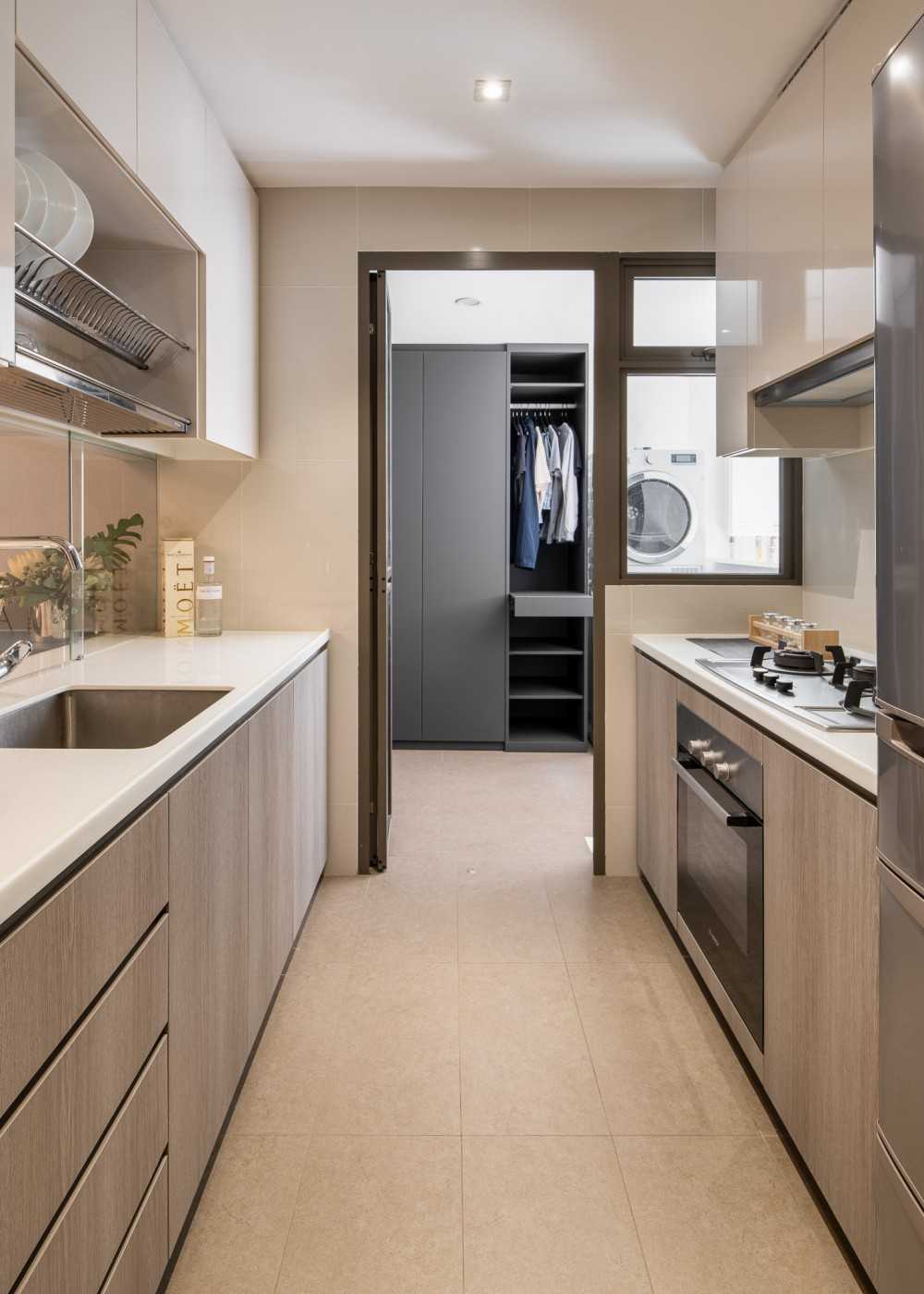 Modern Kitchen with Countertop and Breakfast Counter
