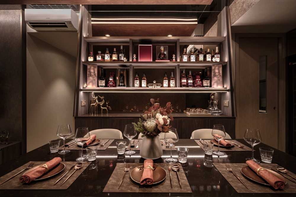 Modern Dining Room with Cove Lighting and Dining Table