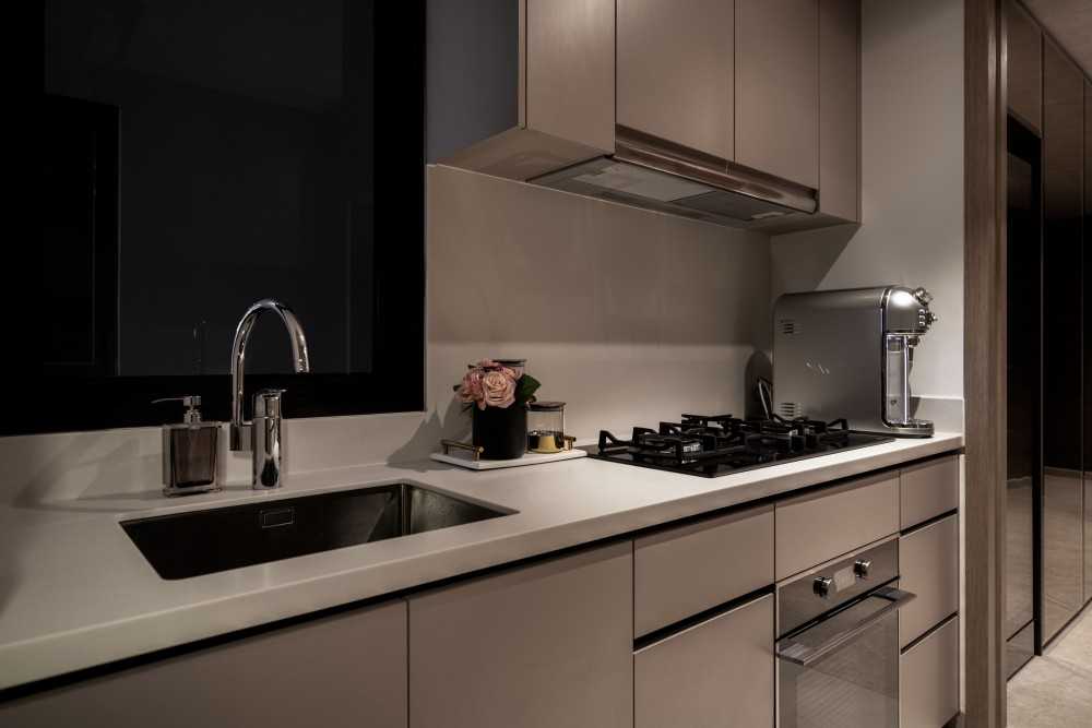Modern Kitchen with Breakfast Counter and Kitchen Backsplash