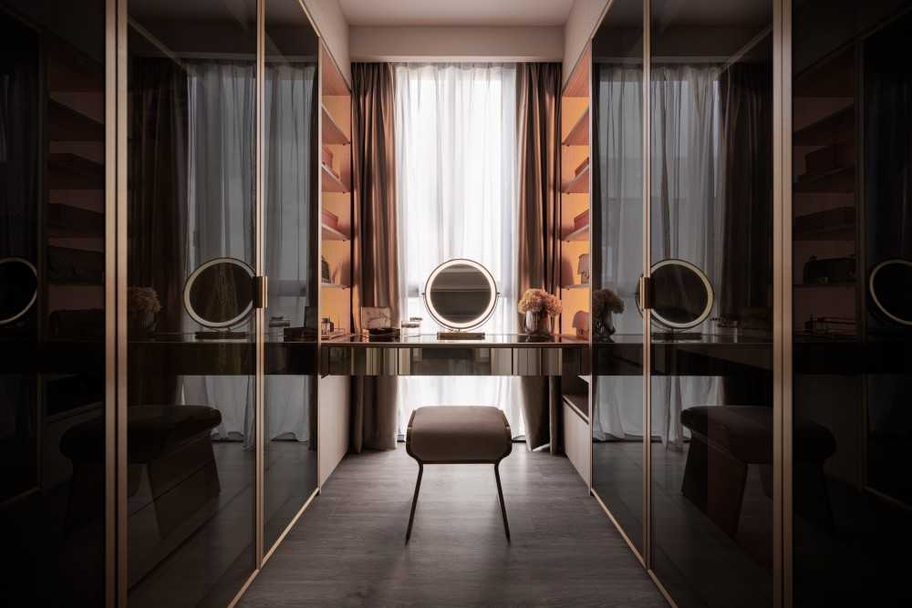 Modern Walk-in Wardrobe with Mirror and Wardrobe