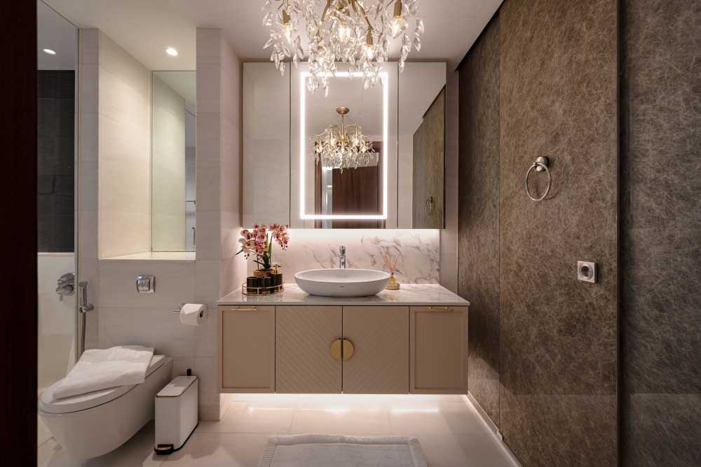 Modern Bathroom with Countertop and Mirror